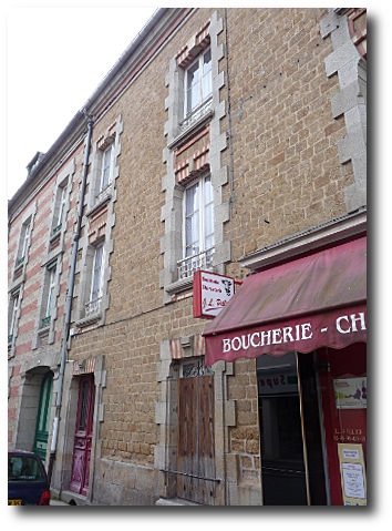 Le 43 rue des Feuteries, vu d'un autre angle. Le 43 rue des Feuteries, vu d'un autre angle.