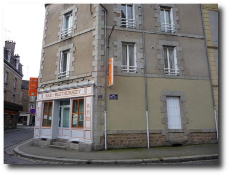 L'ex-café des Guéhenno, à l'angle de la rue de l'Abbé Joly et de la rue de Bonabry. L'ex-café des Guéhenno, à l'angle de la rue de l'Abbé Joly et de la rue de Bonabry.