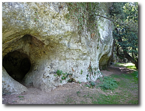 Devant l'une de ces grottes préhistoriques, à 800 mètres du château, Loti raconte qu'il a découvert Devant l'une de ces grottes préhistoriques, à 800 mètres du château, Loti raconte qu'il a découvert