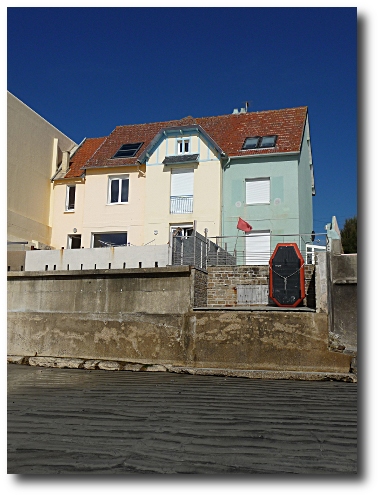 La maison du 11-13-15 avenue des Sables Blancs, vue depuis la plage.