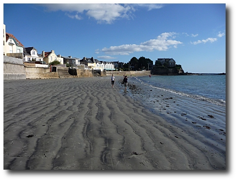 La plage des Sables blancs. La maison occupée par Simenon est à gauche.