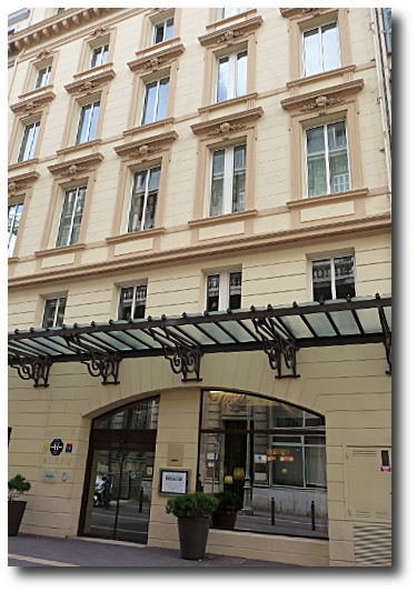 La façade côté rue Beauvau La façade côté rue Beauvau