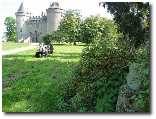 A droite, la croix de Lucile