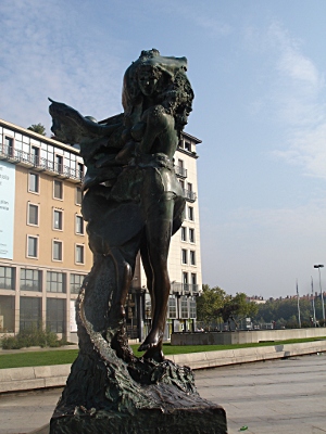 Louise Labé sur la place Louis Pradel