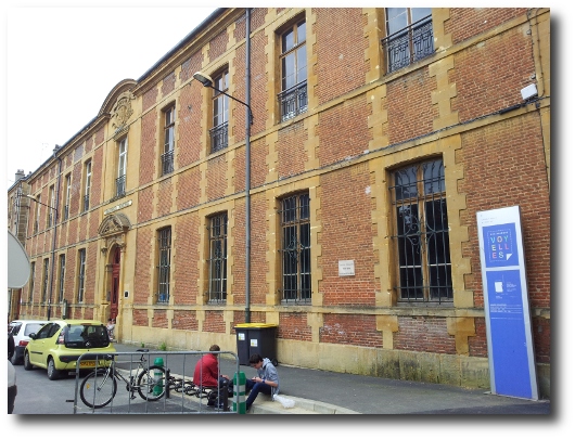L’ancien collège (celui qu’a connu Rimbaud précédait celui-ci), place de l’Agriculture - actuelle place Félix -, tout près du quai Rimbaud.