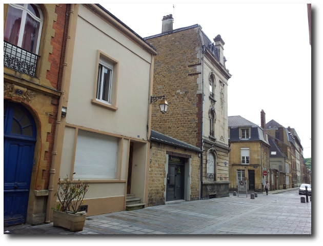 Ici ou près d'ici se tenait l’institution Rossat, 11 rue de l’Arquebuse.