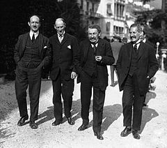 Alexis Leger à Locarno en 1925 (à gauche) Alexis Leger à Locarno en 1925 (à gauche)