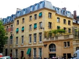 L'immeuble Gallimard, rue Sébastien Bottin à Paris