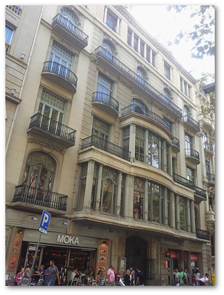 Le café Moka, 126 La Rambla, modernisé depuis celui qu'Orwell a décrit. Le café Moka, 126 La Rambla, modernisé depuis celui qu'Orwell a décrit.