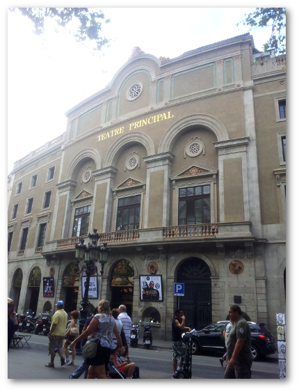 Au 27 La Rambla, presqu'en face de l'ancien hôtel Falcon, le théâtre principal, alors siège local du POUM. Au 27 La Rambla, presqu'en face de l'ancien hôtel Falcon, le théâtre principal, alors siège local du POUM.