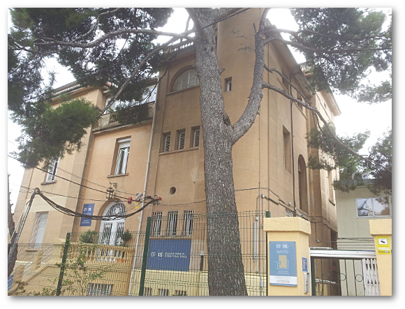 L'ancien sanatorium Maurín, ouvert par le POUM et où fut soigné Orwell, aujourd'hui la Benjamin Franklin International School, Carrer Martorell i Peña, 9. L'ancien sanatorium Maurín, ouvert par le POUM et où fut soigné Orwell, aujourd'hui la Benjamin Franklin International School, Carrer Martorell i Peña, 9.