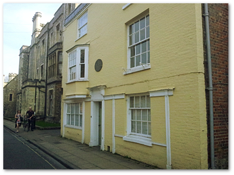 La maison couleur moutarde du 8 College street, près de la cathédrale, où Jane Austen a vécu ses dernières semaines en 1817. La maison couleur moutarde du 8 College street, près de la cathédrale, où Jane Austen a vécu ses dernières semaines en 1817.
