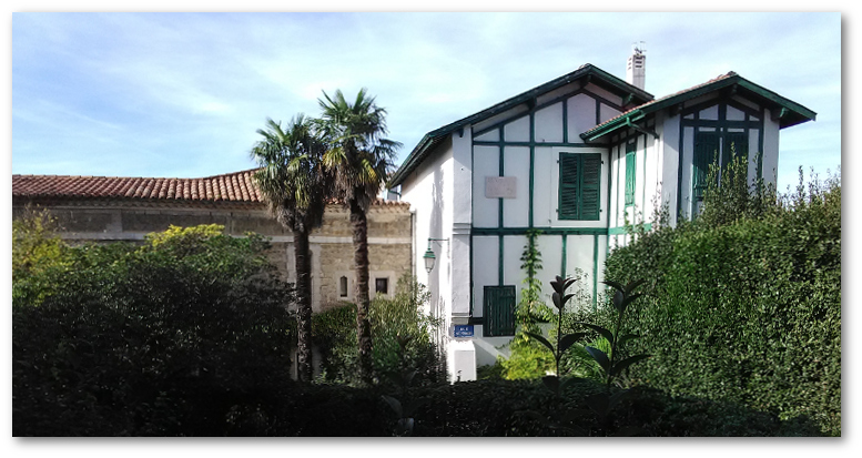 À gauche, une partie de la Villa mauresque, bâtie dans les années 1860 par le comte Jules de Polignac. À gauche, une partie de la Villa mauresque, bâtie dans les années 1860 par le comte Jules de Polignac.