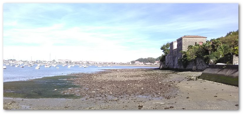 À droite, la Villa mauresque et, derrière, le jardin de Loti. À gauche de la rivière Bidassoa, hors de la photo, Fontarrabie en Espagne. À droite, la Villa mauresque et, derrière, le jardin de Loti. À gauche de la rivière Bidassoa, hors de la photo, Fontarrabie en Espagne.