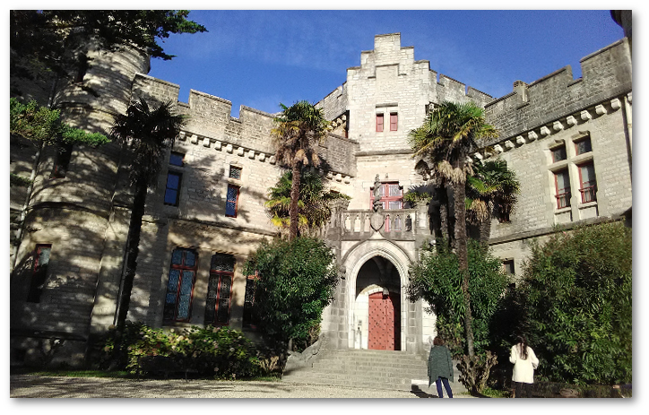 Le château d'Abbadia côté terre. Un château romantique comme on en rêve.