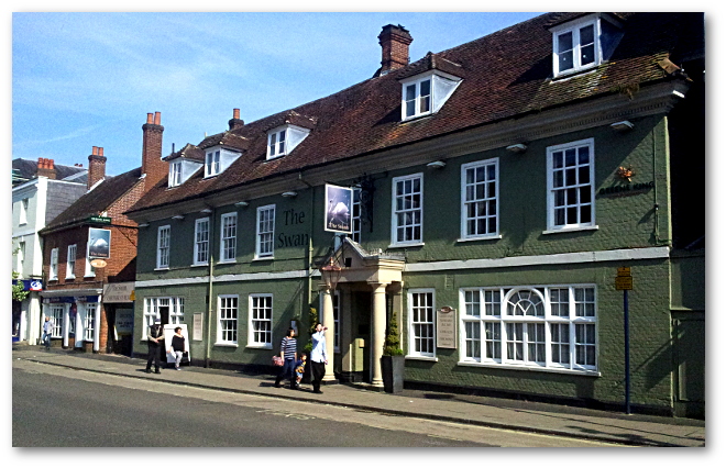 Le Swan Hotel, 31-33 High Street, d'où partait la diligence qu'empruntait Jane pour aller à Londres.