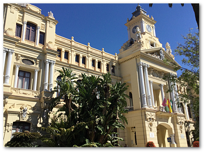 Dans son Testament espagnol, Koestler parle également de la chute de l'Hôtel de ville de Malaga. Dans son Testament espagnol, Koestler parle également de la chute de l'Hôtel de ville de Malaga.