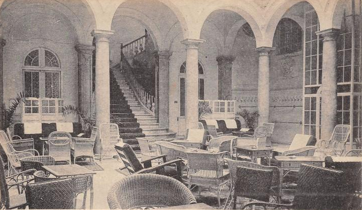 La cour intérieure de l'hôtel Regina à l'époque. La cour intérieure de l'hôtel Regina à l'époque.
