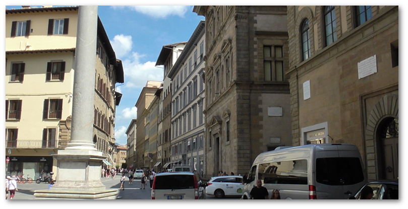 À droite, le Palazzo Buondelmonti, puis le Palazzo Bartolini-Salimbeni. Au milieu, on aperçoit l'ancien Café Doney, avec les drapeaux en façade.